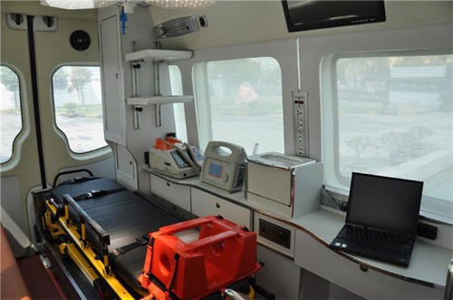 吉隆县救护车内部
